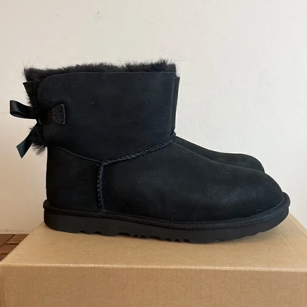 UGG Kids' Mini Bailey Bow II Boots Black USA Big Kid Size 5Y/UK 4/EU 37